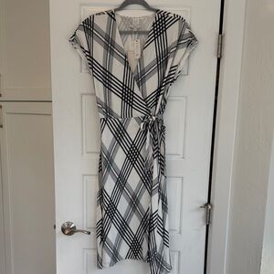 Joie tie wrap dress. NWT.  Excellent condition.